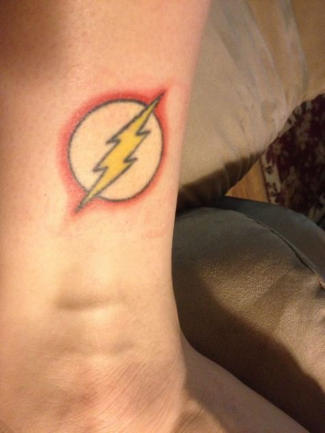 The Flash Tattoo Ideas, Flash Tattoo Ideas, Super Hero Tattoos, Lightsaber Tattoo, The Flash Tattoo, Flash Superhero, Hero Tattoo, Full Hand Tattoo, Planet Tattoos