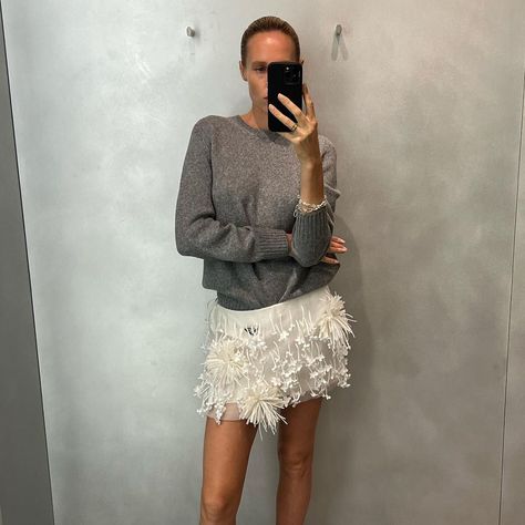 42 New Arrivals From Zara, Mango, and J.Crew That Just Scream Wealth Dress Street Style, Zara Midi Skirt, Fade Styles, Girl Trends, Sheer Skirt, Fashion People, Slim Fit Shirt, 50's Dress, Birthday Outfit