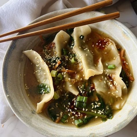 Miso Dumpling Soup (15 Minutes) - Naturallie Plant-Based Soup Pairings, Vegetable Dumplings, Soup Dumplings, Dumpling Soup, Frozen Dumplings, Dumplings For Soup, Miso Soup, Asian Cooking, Delicious Soup