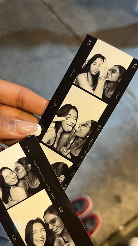 Photobooth Strip Aesthetic, Vintage Photo Strip, Photobooth Strip Design, Photo Booth Pictures Strip, Film Strip Aesthetic, Friends Photo Booth, Vintage Film Strip, Photobooth Strip, Photobooth Selfie