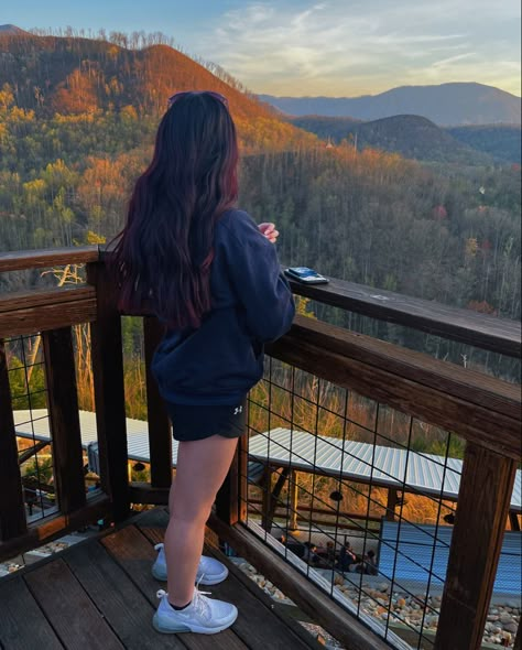 summer 2023 , tennessee , summer , aesthetic , instagram , poses , mountains , red hair , picture ideas, vsco Gatlinburg Picture Ideas, Tennessee Picture Ideas, Tennessee Vacation Pictures, Smoky Mountains Picture Ideas, Outfits For Tennessee Vacation, Pictures In The Mountains Ideas, Mountain Vacation Photo Ideas, Cabin Pictures, Tennessee Vacation Outfits Spring