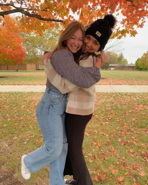 Fall With Bestie, Duo Fall Pictures, Fall Pictures Friends Photo Ideas, Cute Fall Pics With Friends, Fall Best Friend Pictures, Best Friend Fall Photoshoot, Cute Fall Pictures, Fall Nyc, Fall Friends