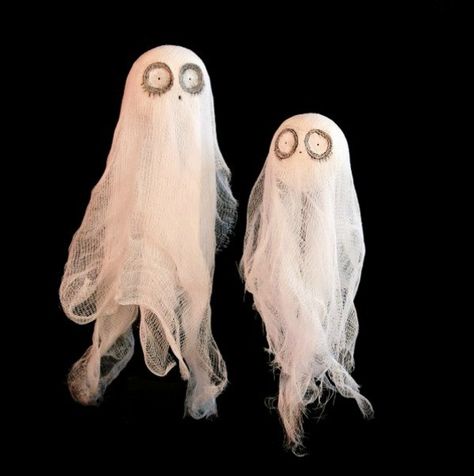 Haunting decorations for the Tim Burton-themed Halloween party of your nightmares – SheKnows Tim Burton Party, Halloween Party Treats, Easy Halloween Party, Beetlejuice Halloween, Cute And Spooky, Hanging Ghosts, Halloween 2016, Halloween Party Diy, Halloween Party Themes