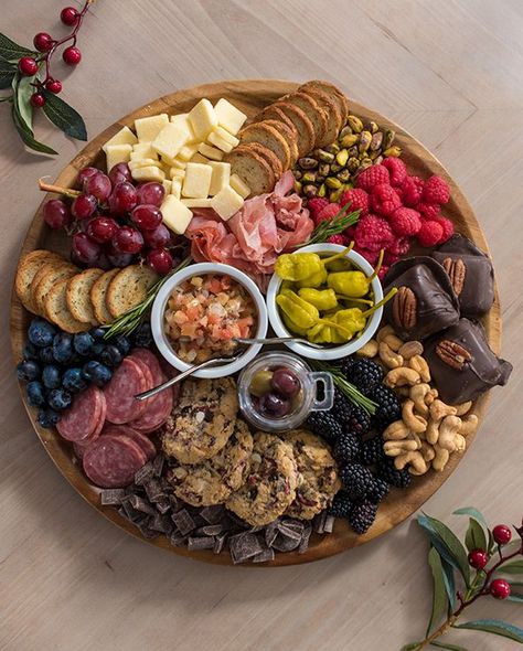 AD:  How To Assemble the Perfect Party Food Platter without spending a ton! This charcuterie board is the perfect appetizer for your next holiday party. Superbowl Charcuterie, Superbowl Snacks Dessert, Hillshire Snacking, Easy Charcuterie Board, Easy Charcuterie, Healthy Superbowl, Healthy Superbowl Snacks, Superbowl Appetizers, Appetizer Ideas