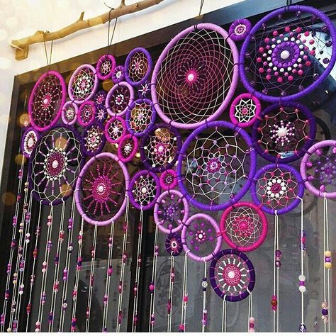 Stunning Dream Catcher beaded curtain!!! Xxxx                                                                                                                                                     More Dreamcatcher Diy, Atrapasueños Diy, Simpul Makrame, Hantverk Diy, Dream Catcher Diy, Deco Boheme, Diy Window, Beaded Curtains, Dreamcatchers