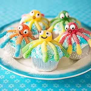 Cute octopus cupcakes made from gummy worms and cup drops. Smiles made with Wilton's black food-writer and eyes made from Wilton candy eyes glued with icing. Deco Cupcake, Sea Cupcakes, Cupcake Wars, Creative Cupcakes, Hello Sweetie, Sea Birthday, Under The Sea Party, Cute Cupcakes, Cupcake Cake