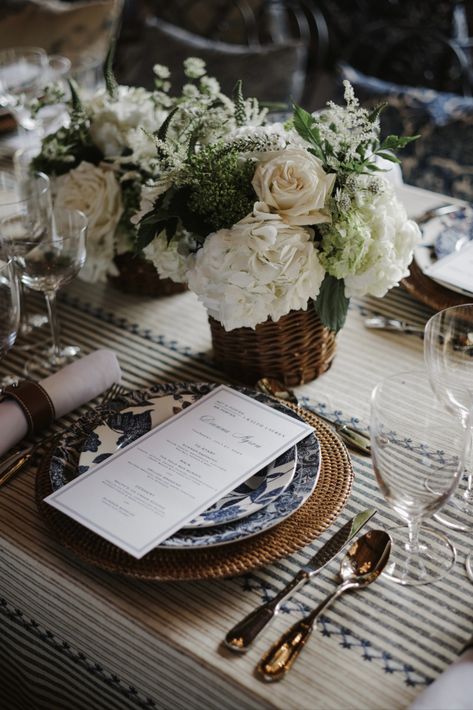 A romantic mix of blue and white Ralph Lauren Home fabric by the yard builds a charming backdrop at Ralph Lauren’s East Hampton dinner with Net-A-Porter and Mr. Porter. Indigo Ralph Lauren x Burleigh accents thoughtfully pair with classic dishes from The Polo Bar and Ralph's Paris. Dinner Party Table Settings, Outdoor Dinner Parties, Dinner Party Summer, Beautiful Tablescapes, Dinner Party Table, Party Table Settings, Dinner Table Setting, Summer Tables, Christmas Tablescapes