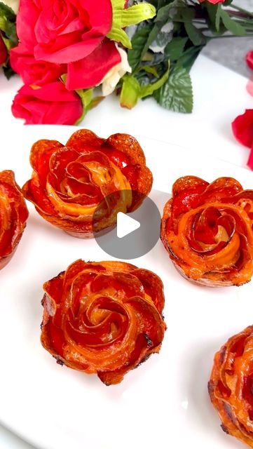 Rose Pepperoni Pizza Rolls, Pepperoni Pizza Roses, Pepperoni Flower Tutorial, Pizza Roses Pepperoni, How To Make Pepperoni Roses, Cheese Rose, Pizza Roses, Sheet Pizza, Bacon Snacks