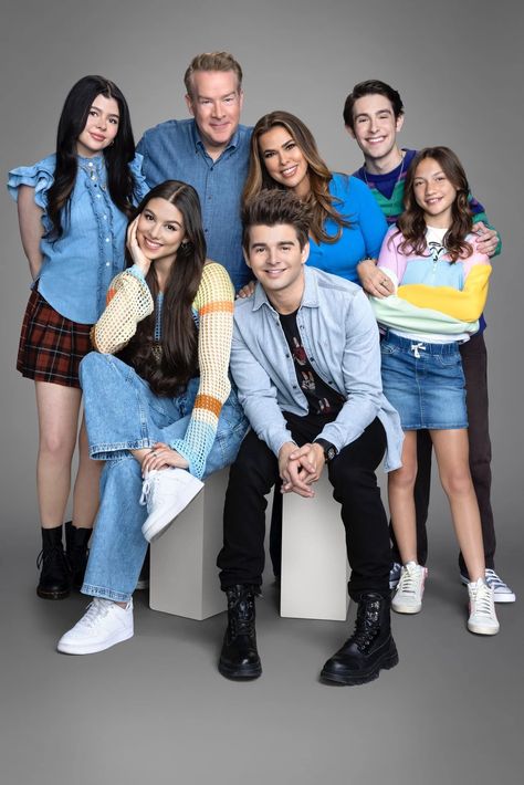 Nickelodeon Cast, Billy Thunderman, Nickelodeon The Thundermans, Phoebe Thunderman, Old Disney Channel Shows, Dance Moms Cast, Old Disney Channel, Alexa & Katie, Disney Netflix