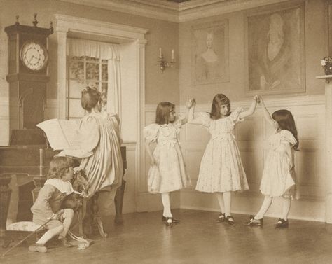 Rudolf Eickemeyer Jr. The Dance. 1901 Victorian Era Dresses, Portrait Vintage, Photo Vintage, Art Institute Of Chicago, Vintage Portraits, White Photo, The Dance, Vintage Photographs, Historical Photos