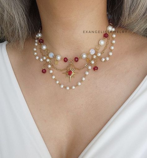 Diy Red Necklace, Gold And Red Necklace, Beaded Necklace Ideas, Cottagecore Necklace, Fairycore Necklace, Sirius Star, Etsy Necklace, Red Beaded Necklace, قلادات متدلية