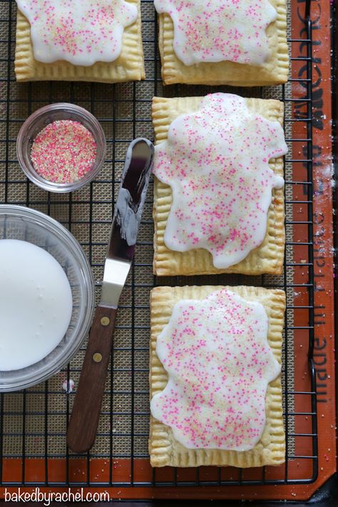 Pop Tart Recipe, Pop Tarts Recipe, Strawberry Pop Tarts, Breakfast Pastry Recipes, Strawberry Pop, Poptart Recipe, Strawberry Pop Tart, Fresh Strawberry Recipes, Strawberry Breakfast