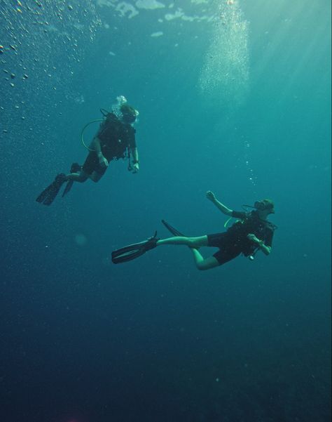 Love engaged diving photography Couple Scuba Diving Aesthetic, Swimming Aesthetic Couple, Under Water Diving, Scuba Diving Couple, Abc Dates, Scuba Diving Art, Twin Things, Water Diving, Travel Maldives