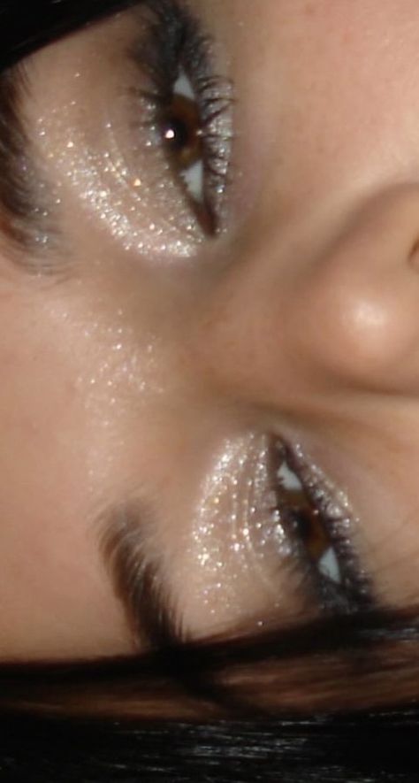 Makeup For A Birthday Party, Makeup Ideas Sparkly, 2000s Silver Makeup, Shiny Eyeshadow Look, Makeup Looks Glitter Eyeshadow, Nye Smokey Eye, Natural Open Eye Lash Extensions, Glitter Makeup Brown Eyes, Brown Eyes Glitter Makeup