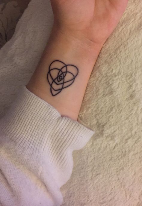 Wrist Tattoo Celtic knot for motherhood. #celtic #celticknot #motherhood #tattooformotherhood Dainty Celtic Knot Tattoo, Surrogacy Tattoo, Tattoo Celtic Knot, Celtic Motherhood Knot Tattoo, Motherhood Knot Tattoo, Celtic Motherhood Tattoo, Motherhood Tattoo, Celtic Sister Tattoo, Celtic Motherhood Knot