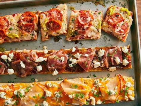 Bring flavor to the dinner table with a variety of delicious French baguette pizza styles. Baguettes are broiled and topped with pizza favorites, from classic toppings to sweet or spicy additions, for a unique Boar's Head pizza night. Baguette Pizzas, Baguette Pizza Recipe, Baguette Pizza, Pizzas Recipe, Garlic Pizza, Los Vegas, Savoury Bakes, Pizza Style, Pizza Calzone