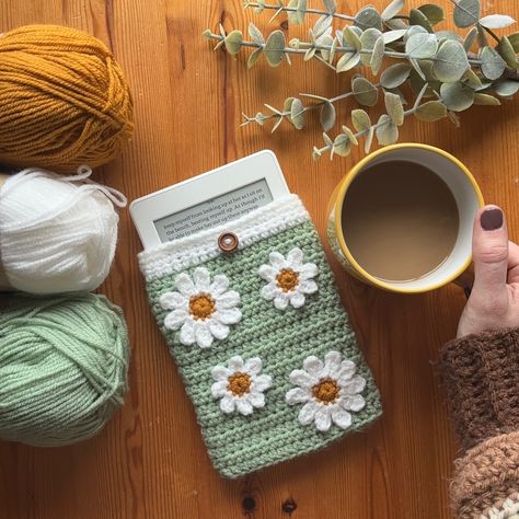 Daisy Delight Kindle Sleeve - Free Pattern Knit Kindle Cover, Kindle Case Diy Free Pattern, Ipad Crochet Case Pattern, Kindle Sleeve Crochet Pattern Free, Kindle Cover Crochet Pattern Free, Kindle Pouch Crochet, Crochet Kindle Cover Pattern Free, Tablet Case Crochet, Crochet Tablet Sleeve