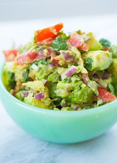 Guacamole Recipe Easy Homemade, Guacamole Recept, Mexican Guacamole Recipe, Chunky Guacamole Recipe, Guacamole Salad, Homemade Guacamole Recipe, Vintage Jadeite, Guacamole Recipe Easy, Chunky Guacamole