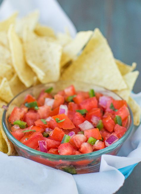 A fresh tomato salsa so easy, you hardly need a recipe! Mild in flavor with a kick, it only takes 5 ingredients to create this Chipotle classic at home. Chipotle Recipes Chicken, Chipped Beef, Salsa Fresca, Cowboy Caviar, Fresh Tomato Salsa, Cheese Balls, Party Treats, Salsa Verde, Fresh Tomatoes