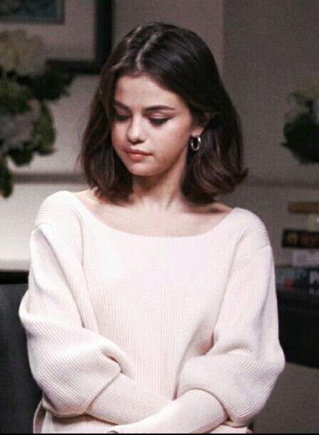 Shoulder Length Hair Selena Gomez, Women Short Hair Round Face, Selena Gomez Shoulder Length Hair, Selena Gomez Hair 2022, Chin Length Hair Aesthetic, Short Hairstyle Women Chin Length, Selena Gomez Mid Length Hair, Soft Classic Kibbe Haircut, Selena Gomez Short Hair Bob