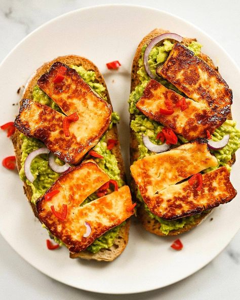 Zeynep Dinç on Instagram: “Honey #halloumi & #avocado toasts with chilli & red onion 💜 By @gemtakesfoodpics #toastsforall #homemadeishappiness #feedfeed #vsco…” Avocado Toast With Halloumi, Halloumi Avocado Toast, Halloumi Aesthetic, Toast Toppings Ideas, Halloumi Toast, Halloumi Avocado, Avocado Ripe, Honey Halloumi, Pesto Wrap