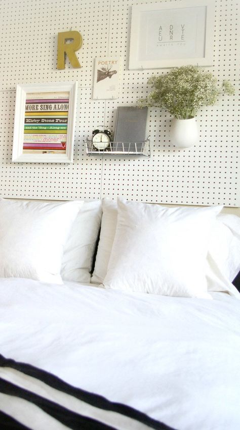 Hang pegboard so your decor can change whenever your mood does. 16 Decor DIYs That Are Cuter And Cheaper Than An Ikea Headboard Pegboard Headboard, Headboard Hack, Cloth Headboard, Ikea Headboard, Creative Headboard, Boho Apartment, Pegboard Organization, Leather Headboard, Diy Headboards