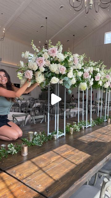 Large Flower Arrangements Wedding Tall Centerpiece, Venue Table Set Up, Diy Wedding Party Decorations, Tall Flower Arrangements Diy, Arch Flowers Diy, Simple Diy Wedding Centerpieces, Centrepieces For Weddings, Head Table Ideas Wedding, Wedding Sign In Table Ideas