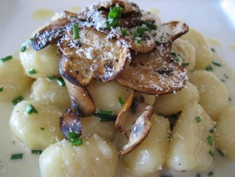 Marsala Recipes, Gorgonzola Gnocchi, Mushroom Gnocchi, Pescatarian Meals, Marsala Sauce, Risotto Dishes, Marsala Recipe, Italian Meals, Vegetarian Italian