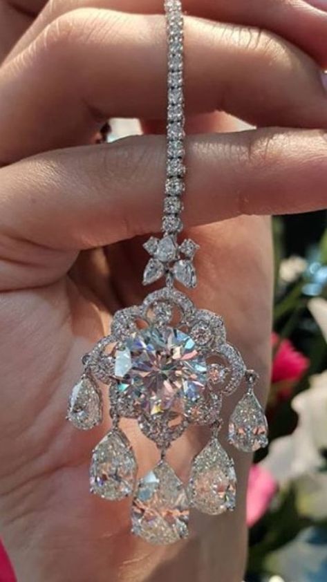 diamond necklace Diamond Maangtika, Diamond Mangtika, Diamond Tikka, Vintage Diamond Necklace, Bridal Diamond Jewellery, Gold Earrings Designs, Exclusive Jewelry, Fantasy Jewelry, Diamond Pendant Necklace