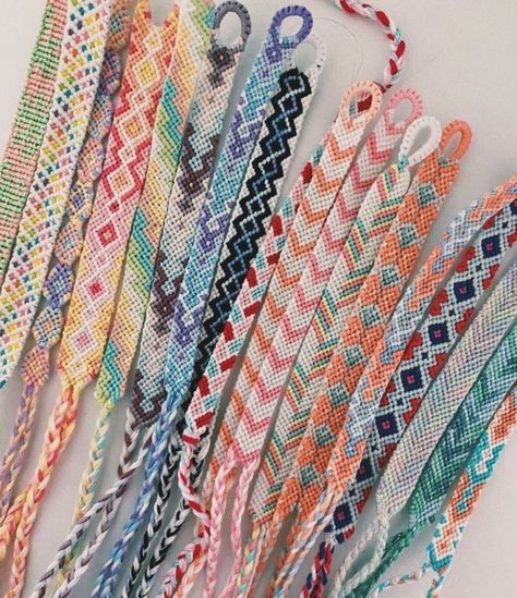 Friendship Bracelets Combos, 3 Colour Friendship Bracelet, Woven Bracelets Aesthetic, Boho Friendship Bracelets Pattern, Home Made Bracelet Ideas, Friendship Bracelet Patterns Summer, Bracelets Colors Ideas, Friend Ship Bracelets Patterns, Vsco Friendship Bracelets