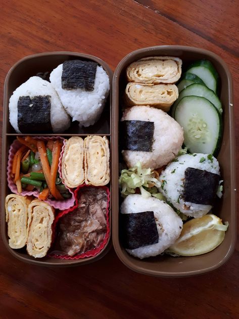 Making Onigiri, Onigiri Bento, Different Types Of Food, Japanese Food Bento, Bento Ideas, Japanese Lunch, Bento Recipes, Think Food, Japan Food