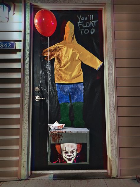 It Movie Decorations, Penny Wise Decorations, Pennywise Diy Decorations, It Themed Halloween Decor, Penny Wise Photos For A Door, Pennywise Halloween Decorations, Pennywise Door Decoration, Pennywise Yard Decoration, Pennywise Sewer Decoration