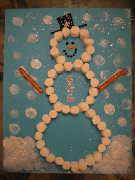 trace snowman on construction paper. Kids glue marshmallows on the traced line. Kids use marshmallows to stamp snowflakes. Pretzel arms.- so cute!! Diy Schneemann, Happy Home Fairy, Marshmallow Snowman, Winter Preschool, Classroom Crafts, Groundhog Day, Snowman Crafts, Childrens Crafts, Winter Art