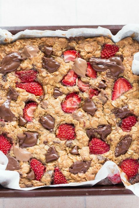 Strawberry Oatmeal Bars, Strawberry Breakfast, Strawberry Oatmeal, Low Calorie Breakfast, Healthy Strawberry, Oatmeal Bars, Breakfast Bars, Strawberry Recipes, Healthy Sweets