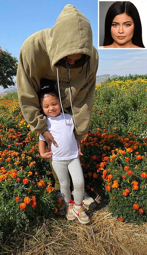 Fall Family Fun! Kylie Jenner and Ex Travis Scott Take Daughter Stormi, 2½, to a Farm Kylie And Travis Scott, Jenner Kids, Kylie Travis, Stormi Webster, Look Kylie Jenner, Looks Kylie Jenner, Fall Family Fun, Travis Scott Wallpapers, Estilo Kylie Jenner