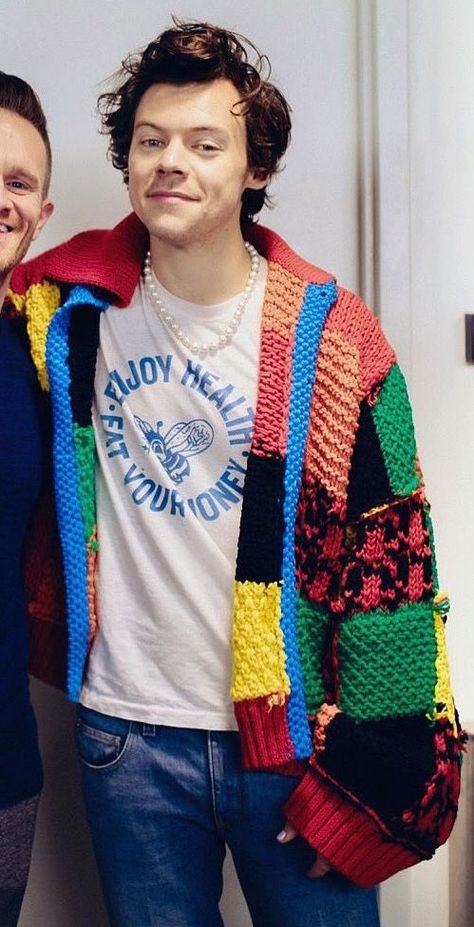 ba. on Twitter: "Cozy babie nation… " Harry Styles Sweater, Harry Styles Clothes, Harry Styles Cardigan, Harry Styles Outfit, Rainbow Cardigan, Patchwork Cardigan, Crochet Vintage, Harry Styles Wallpaper, Colored Cardigans