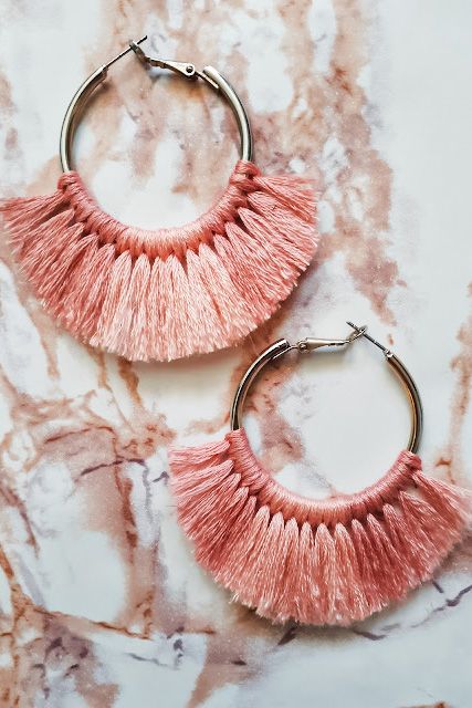 Tassle Earrings Diy, Diy Thread Earrings, Opal Crown, Diy Tassel Earrings, Crown Diy, Tassels Tutorials, Earrings Tassel, Bracelets Tutorial, Diy Ombre