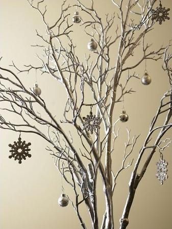 Christmas ~ Spray paint branches silver & decorate.  Simple & cute! Gold Tree Branch Centerpiece, Decoracion Navidad Diy, Branch Centerpiece, Tree Branch Centerpieces, Winter Wonderland-party, Branch Centerpieces Wedding, Tree Wedding Centerpieces, Winter Wonderland Party Theme, Diamond Theme