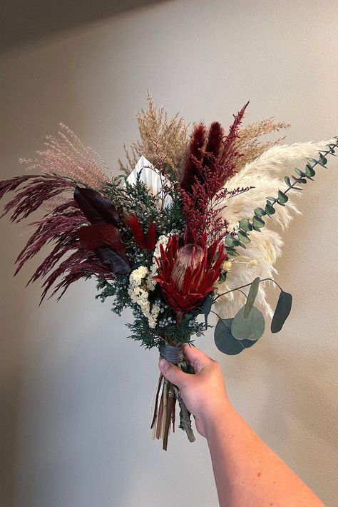 Another seasonal bouquet could be stunning for your special day. Speaking from experience, this bouquet elevates your bridal look. Collect it to your wedding board. Dried Winter Wedding Bouquet, Boho Christmas Bouquet, Winter Dried Flower Bouquet, Boho Christmas Centerpieces For Table, Christmas Dried Flower Bouquet, Dried Christmas Bouquet, Dried Flower Christmas Arrangements, Small Winter Wedding Bouquet, Small Winter Bouquet