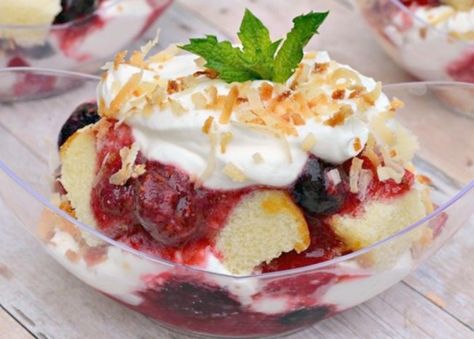 How to Make Fruit Trifle Your Easiest Summer Party Dessert Mixed Berry Trifle, Fruit Trifle, Berry Trifle, Impressive Desserts, Irish Food, Dessert Simple, Puff Pastry Dough, Berry Dessert, Trifle Recipe