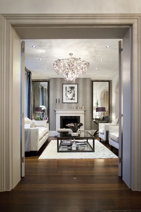 CHELSEA TOWN HOUSE - KATHRYN LEVITT DESIGN | Luxury Interior Design LondonKATHRYN LEVITT DESIGN | Luxury Interior Design London Luxury Sitting Room, Formal Lounge Room, Lounge Layout, Formal Sitting Room, Ideas Decoracion Salon, Formal Lounge, Transitional Interior Design, Luxury Lounge, Interior Design London