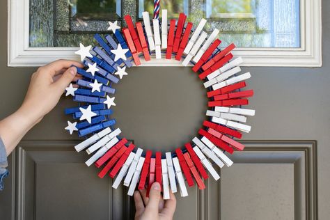 Patriotic Wreath Diy, Painted Clothes Pins, Clothespin Wreath, Memorial Day Decorations, American Flag Wreath, Flag Wreath, Clothes Pin Wreath, 4th July Crafts, Fourth Of July Decor