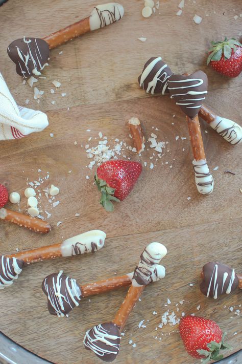 This valentine's day, you'll heart these chocolate-dipped strawberry pretzel pops! Sweet strawberries meet salt pretzels dipped in luscious white and dark chocolate. No refined sugar & GF! Pretzel Pops, Pretzels Dipped, Salted Pretzel, Strawberry Pretzel, Dipped Strawberries, Pretzel Dip, Pretzel Sticks, Chocolate Dipped Strawberries, Strawberry Dip