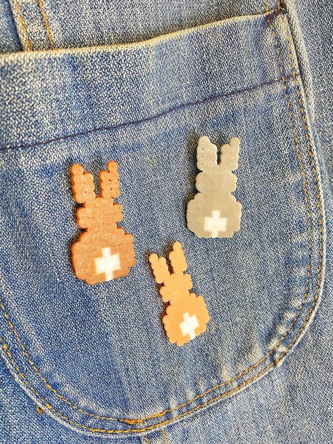 Perler Beads Bunny, Pixel Jewelry, Beaded Bunny, Mini Perler Beads, Mini Hama Beads, Melty Bead Designs, Melt Beads Patterns, Hamma Beads Ideas, Easy Perler Bead Patterns