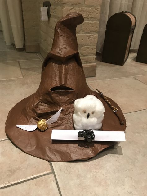 Harry Potter sorting hat, wand, owl Harry Potter Valentine Box Ideas, Harry Potter Valentines, Harry Potter 6, Homemade Christmas Crafts, Cumpleaños Harry Potter, Harry Potter Sorting, Harry Potter Sorting Hat, Harry Potter Hedwig, Hello Kitty Videos