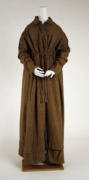 1810-25 dressing gown Early 19th Century Fashion, Cotton Dressing Gown, Regency Era Fashion, 19th Century Clothing, Tea Gown, 1800s Fashion, Regency Dress, Regency Fashion, 19th Century Fashion