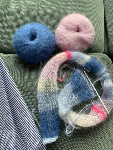 Hantverk Diy, Mohair Scarf, Handmade Knitwear, Mohair Knit, Mohair Yarn, Yarn Projects, Knitting Inspiration, Yarn Crafts, Crochet Crafts