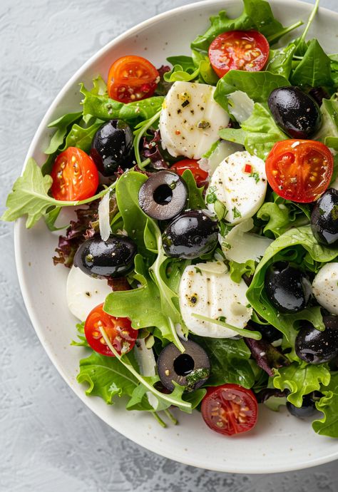 Make a simple yet tasty Greek Salad with this quick and easy recipe. Great for any occasion! Simple Greek Salad, Salad Caprese, Salad Coleslaw, بذور الشيا, Greek Salad Recipe, Salad Quinoa, Plats Healthy, Greek Salad Recipes, Salad Pasta