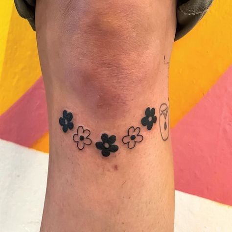 Over The Knee Tattoo, Tattoo Ideas Geometric, Knee Tattoo Ideas, Cottagecore Tattoo, Above Elbow Tattoo, Calf Tattoos For Women, Simple Leg Tattoos, The Knee Tattoo, Noir Tattoo