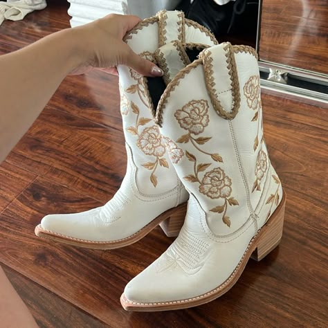 Brand New, Worn Once! Authentic And Handmade Liberty Black Cowgirl Boots!!! So Chic And Unique - Stand Out Amongst The Crowd In These Floral And Feminine Spin On Cowgirl Boots. Size 7. Girly Cowboy Boots, Wedding Cowgirl Boots, Country Wedding Boots, Floral Cowgirl Boots, Cute Cowboy Boots, Cowgirl Bridal Shower, Mexican Ideas, Rustic Wedding Shoes, Mexican Boots